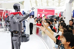 Thế hệ trẻ thích thú với các mẫu robot do Việt Nam sản xuất.