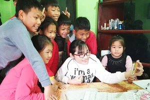 Cô giáo Ngọc Tâm bên các em học sinh.