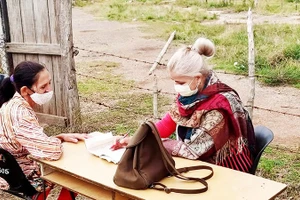 Người dân Cuba được các bác sĩ thăm khám tại nhà. Ảnh: YEMMI VALDÉS