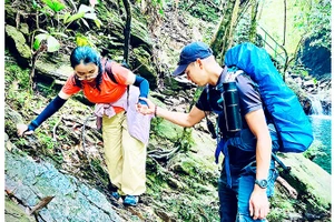 Quang cùng khách khám phá vẻ đẹp của rừng Bạch Mã.