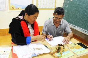 Học viên trao đổi bài học.