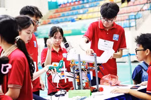 Học sinh trung học thi lắp ráp robot. Ảnh: HNUE