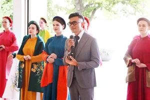 Vũ Việt Hà giới thiệu một số thiết kế.