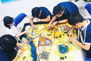 Một buổi học ngoại khóa của CLB học sinh yêu lịch sử tại Trường THCS Cầu Giấy (Hà Nội).