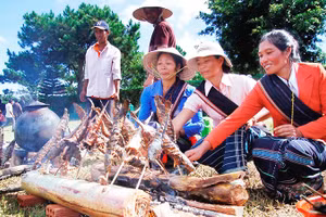 Món cá suối được ướp và nướng bằng phương thức truyền thống của người Cơ Ho.