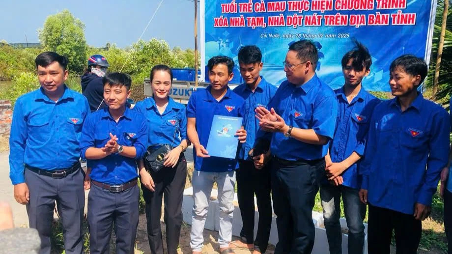 Cà Mau đã thành lập 95 Đội hình thanh niên tình nguyện với 1.244 thành viên tham gia hỗ trợ thực hiện xóa nhà tạm, nhà dột nát tại địa phương, đơn vị. (Ảnh Tỉnh đoàn Cà Mau cung cấp)