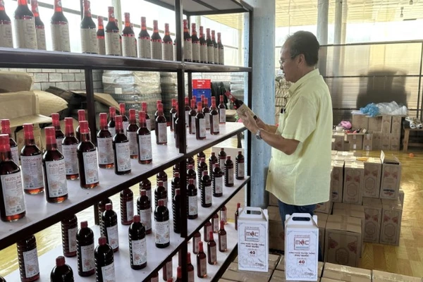  Anh Chu Quân với thành quả lao động-những chai nước mắm hoàn chỉnh mới “ra lò”.