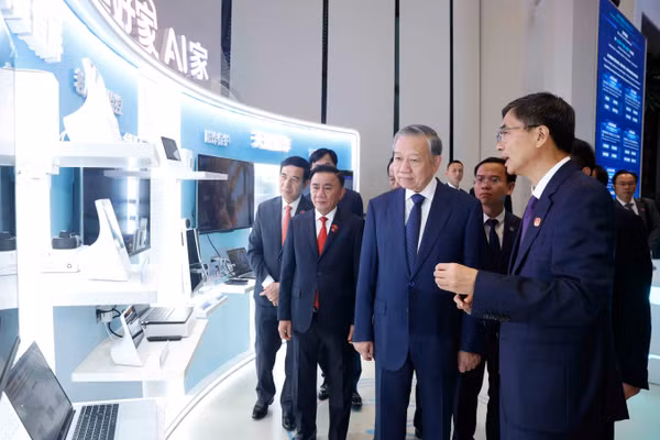 Tổng Bí thư, Chủ tịch nước Tô Lâm nghe giới thiệu về Trung tâm hợp tác ứng dụng AI Trung Quốc-ASEAN. (Ảnh: THỐNG NHẤT/TTXVN)