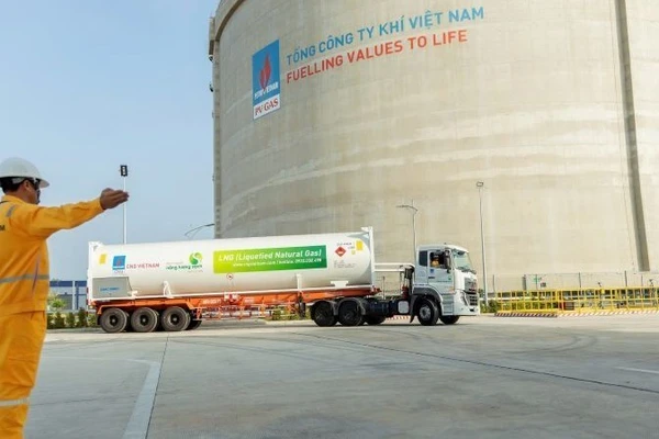 Vận chuyển khí LNG tại kho của PV GAS tại Thành phố Hồ Chí Minh.