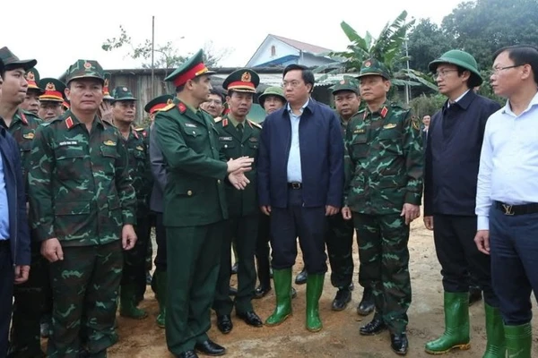 Chủ tịch Ủy ban nhân dân tỉnh Phú Thọ Trần Duy Đông (áo đen, đứng giữa) trao đổi với các đơn vị quân đội về phương án lắp cầu phao qua sông Lô.