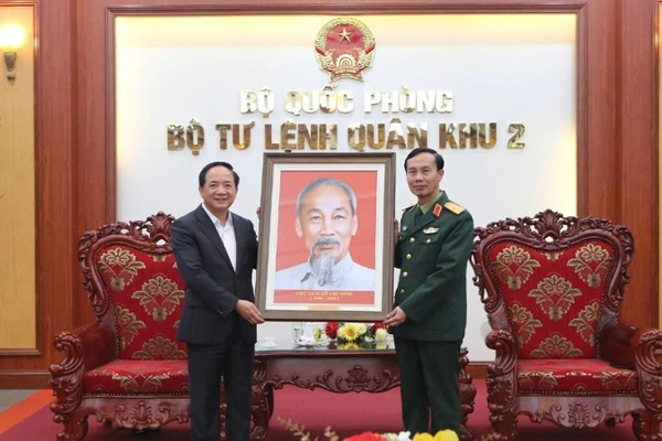 Đồng chí Trịnh Văn Quyết tặng Quân khu 2 bức tranh Bác Hồ với mong muốn cán bộ, chiến sĩ lực lượng vũ trang Quân khu luôn ghi nhớ và làm theo lời Bác dạy.