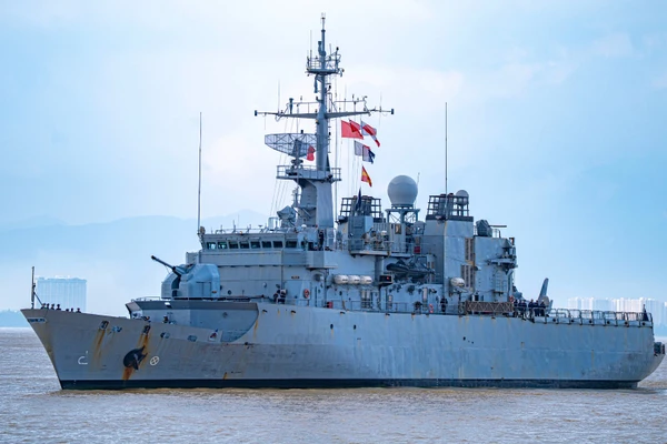 Tàu tuần dương Prairial của Hải quân Pháp cập cảng Tiên Sa.