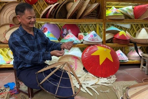 Nghệ nhân Lê Văn Tuy tỉ mỉ bứt vòng nón.