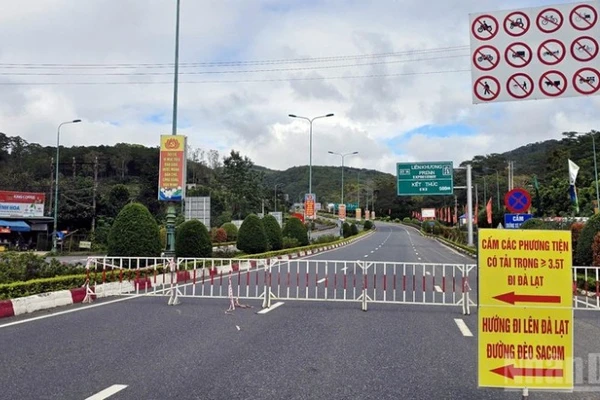 Cơ quan chức năng tổ chức phân luồng giao thông để phục vụ công tác khắc phục sạt lở trên đường đèo Prenn.