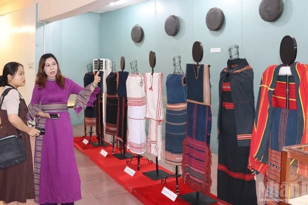 Giới thiệu trang phục truyền thống các dân tộc thiểu số ở các xã phía tây tỉnh Quảng Ngãi tại Tuần Di sản văn hóa Quảng Ngãi năm 2025.