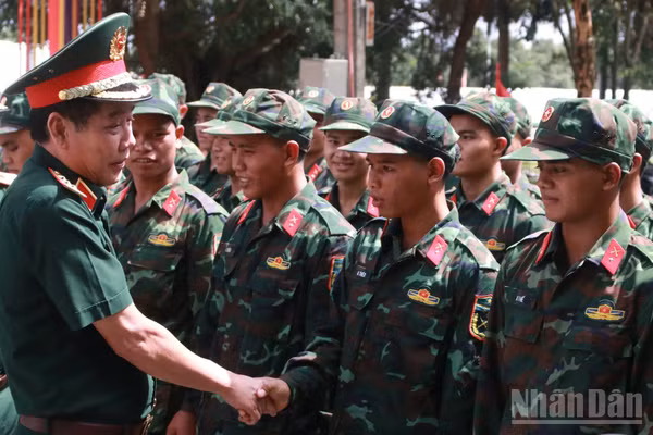 Thượng tướng Nguyễn Văn Gấu, Ủy viên Trung ương Đảng, Thứ trưởng Quốc phòng, Phó Trưởng Ban Chỉ đạo quốc gia thăm hỏi, động viên các lực lượng tham gia Chiến dịch.