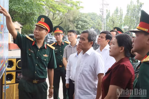 Bí thư Tỉnh ủy Quảng Ngãi Hồ Văn Niên kiểm tra công tác tìm kiếm, quy tập và xác định danh tính hài cốt liệt sĩ tại phường Kon Tum.