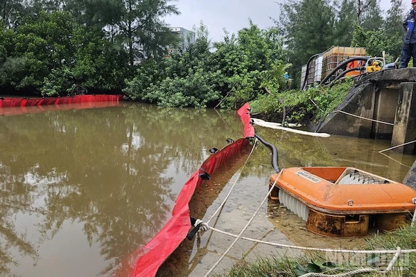 Các đơn vị tập trung nhiều biện pháp xử lý sự cố tràn dầu ra môi trường.