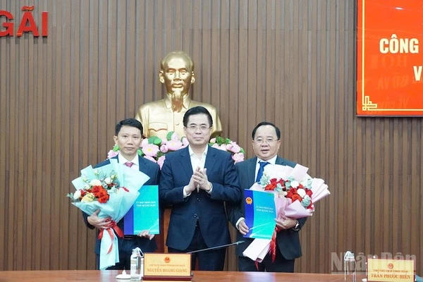 Chủ tịch Ủy ban nhân dân tỉnh Quảng Ngãi Nguyễn Hoàng Giang trao quyết định công tác cán bộ.