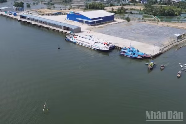 Cảng dịch vụ hậu cần nghề cá 19/5 tiếp nhận tàu thuyền ngư dân tỉnh Quảng Ngãi và vùng lân cận.