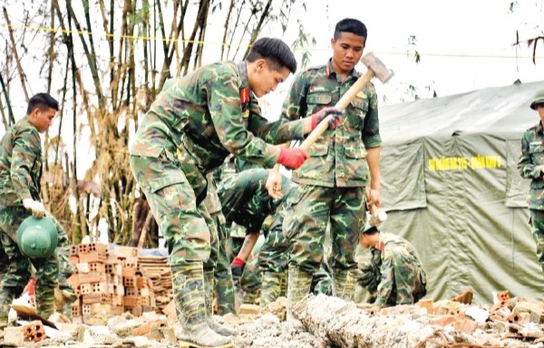 Bộ đội Quân khu 5 xây lại nhà cho người dân vùng lũ.