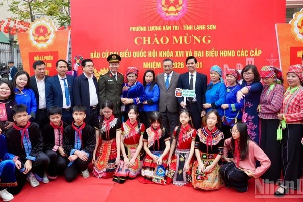 Đồng chí Chủ nhiệm Ủy ban Kiểm tra Trung ương chụp ảnh lưu niệm cùng cán bộ, đảng viên và nhân dân tại tỉnh Lạng Sơn trong ngày bầu cử.