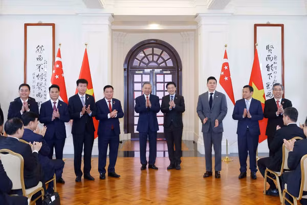 Tổng Bí thư, Chủ tịch nước Tô Lâm và Thủ tướng Singapore Lawrence Wong chứng kiến Lễ trao các văn kiện hợp tác giữa hai nước. (Ảnh: Thống Nhất/TTXVN)