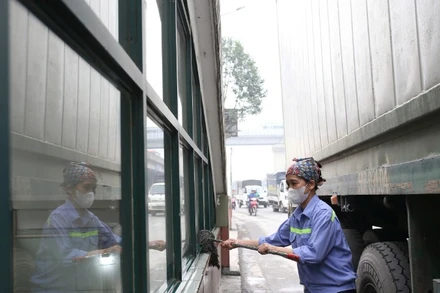 Bụi mịn PM2.5 phủ khắp thành phố Hà Nội.