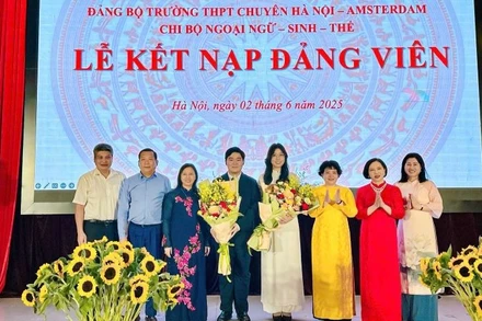 Quang cảnh buổi lễ kết nạp Đảng.