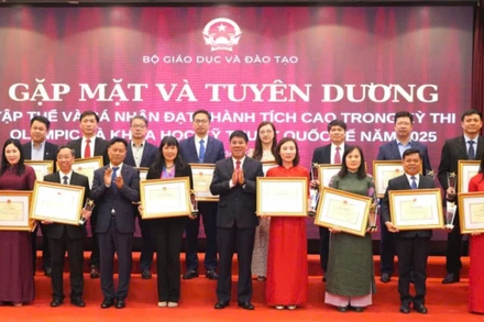 Các tập thể nhận Bằng khen của Bộ trưởng Giáo dục và Đào tạo.