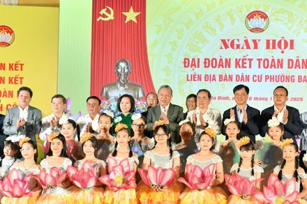 Tổng Bí thư Tô Lâm cùng các đồng chí lãnh đạo Đảng, Nhà nước và các đại biểu với nhân dân, các cháu thiếu nhi tại ngày hội. (Ảnh: DUY LINH)