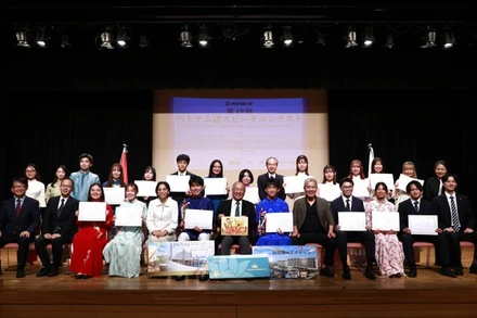 Ban tổ chức và các thí sinh chụp ảnh lưu niệm khép lại cuộc tranh tài lần thứ 19. (Ảnh: TTXVN)