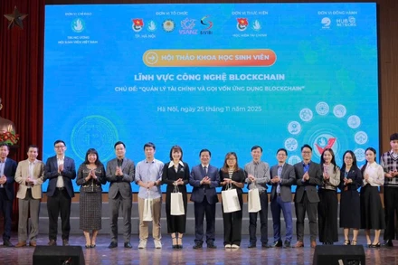 Các chuyên gia và sinh viên tham dự Hội thảo "Quản lý tài chính và gọi vốn ứng dụng Blockchain".
