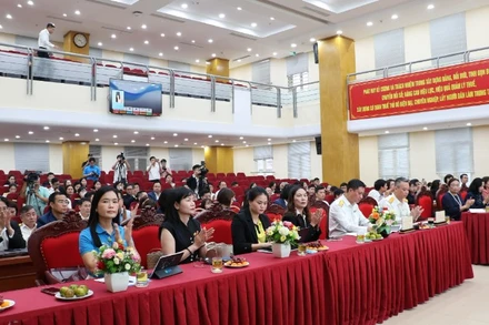 Hội nghị “Triển khai giải pháp hỗ trợ hộ kinh doanh chuyển đổi mô hình từ thuế khoán sang kê khai và chuyển đổi lên doanh nghiệp trên địa bàn thành phố Hà Nội”, tổ chức ngày 10/11 tại Hà Nội.