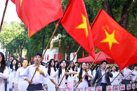 Các em học sinh nghiêm trang trong lễ chào cờ. (Ảnh: Thanh Tùng)