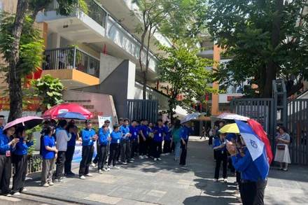 Thí sinh hoàn tất thủ tục dự thi tốt nghiệp THPT năm 2025.