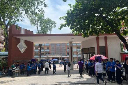 Học sinh chuẩn bị vào làm bài môn thi Toán chiều ngày 26/6.