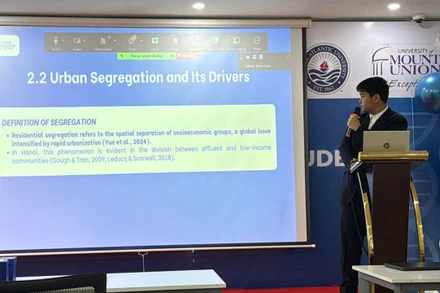 Bạn Lê Đỗ Đức Anh, lớp 10 Anh 1, Trường trung học phổ thông Chuyên Hà Nội-Amsterdam trình bày tại Hội thảo VietResCon.