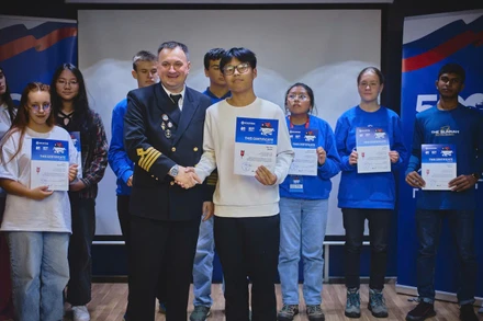 Thuyền trưởng trao chứng nhận tham gia đầy đủ các giờ học trên tàu cho các thí sinh.