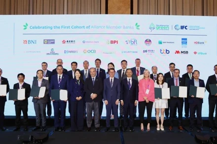 Đại diện các thành viên của Liên minh Ngân hàng thương mại xanh.