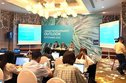 ADB dự báo tăng trưởng kinh tế Việt Nam lên 6,7%. 