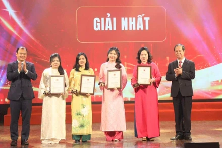 Các tác giả đoạt giải Nhất.