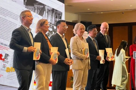 Lễ trao sách quan hệ Việt Nam-Đức nhân kỷ niệm 50 năm thiết lập quan hệ ngoại giao giữa hai quốc gia.