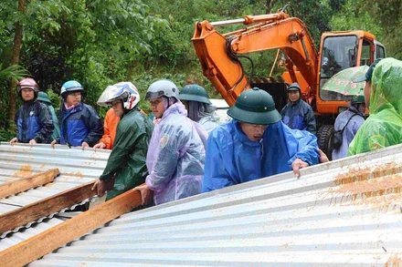 Các lực lượng thu dọn tại khu vực sạt lở.