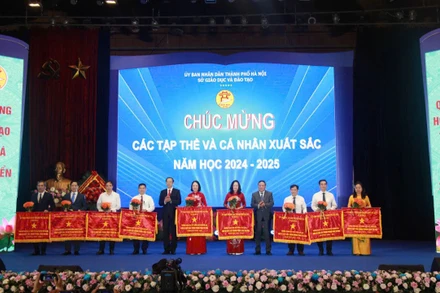 Lãnh đạo Bộ Giáo dục và Đào tạo và lãnh đạo thành phố Hà Nội tặng Cờ thi đua cho các tập thể, cá nhân xuất sắc năm học 2024-2025.