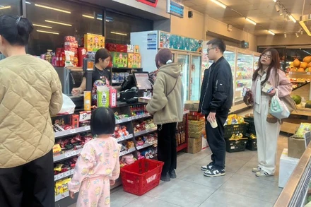 Tiếp tục đẩy mạnh thanh toán không dùng tiền mặt. (Ảnh: Nha Trang)