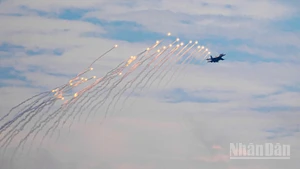 Tiêm kích SU-30MK2 thả bẫy nhiệt trên bầu trời Thủ đô.