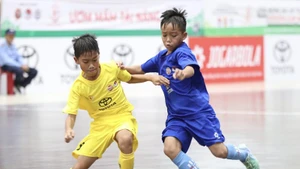 U9 Việt Hùng Thanh Hoá (xanh) chiếm lĩnh hoàn toàn thế trận trước U9 Hà Nội. (Ảnh: VFF)