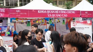 Hoạt động tư vấn tuyển sinh tại Học viện Báo chí và Tuyên truyền 