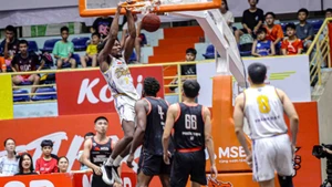 Mykal Jenkins úp rổ trước dàn cầu thủ Danang Dragons. (Ảnh: VBA)